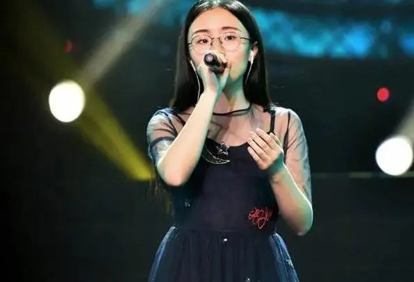 郭沁为什么坐在椅子上?脚部受伤(也有为了周深一说)