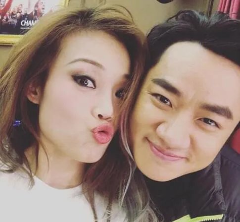 网曝王祖蓝探班容祖儿  两人嘟嘴卖萌亲密贴脸