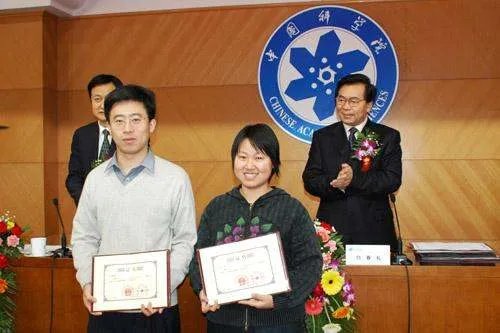 女研究生应该如何处理与男导师之间的关系？