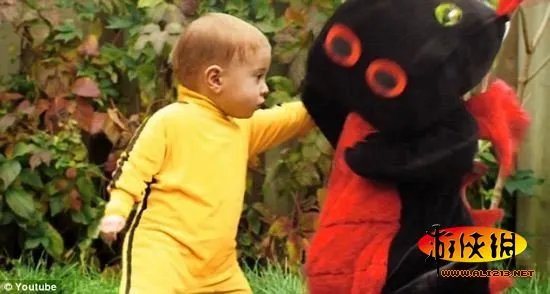 降龙娃娃！幼女“功夫”大战玩具恐龙爆红网络