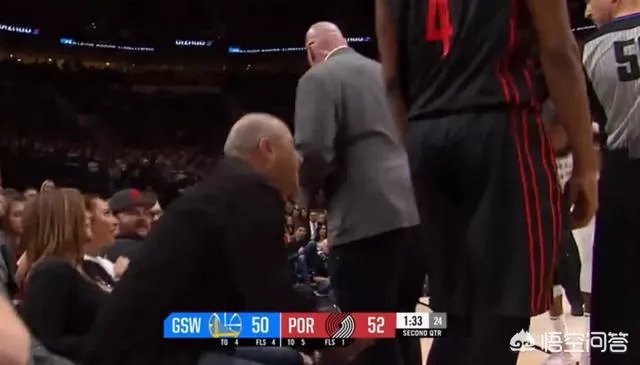 杜兰特与场边球迷发生言语冲突,后者被请出球场,杜兰特撅嘴亲亲还送飞吻,你怎么看?