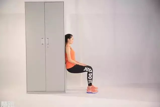 靠墙静蹲看起来很简单,但是你真的做对了吗?