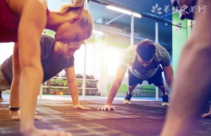 单手俯卧撑怎么做