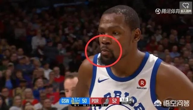 杜兰特与场边球迷发生言语冲突,后者被请出球场,杜兰特撅嘴亲亲还送飞吻,你怎么看?