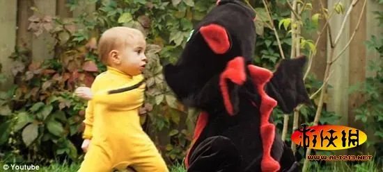 降龙娃娃！幼女“功夫”大战玩具恐龙爆红网络