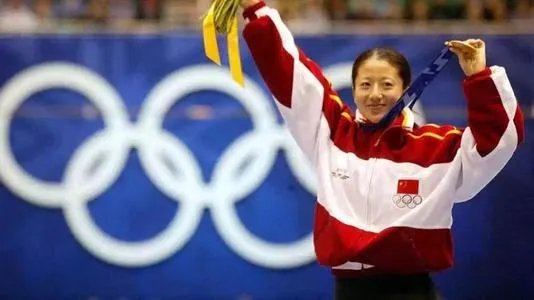 第一枚冬奥会金牌中国选手是谁？