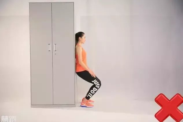 靠墙静蹲看起来很简单,但是你真的做对了吗?