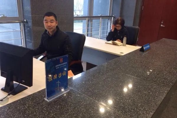 咨询一个法律问题,去律师事务所要收费吗?