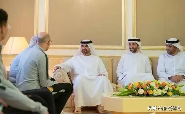 里皮在阿联酋受到当地副酋长的接见，国足为什么这么有面儿？