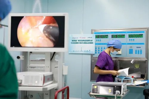 A-cup姐妹花直播隆胸手术 专家详解假体隆胸安全性