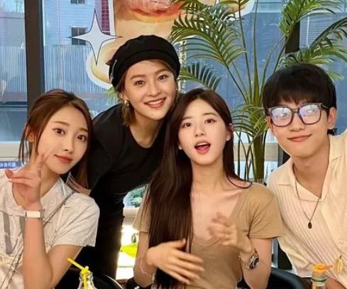 赵露思晒照与吴磊曾黎同框,眨眼放电尽显可爱一面,她在圈内有哪些好友?