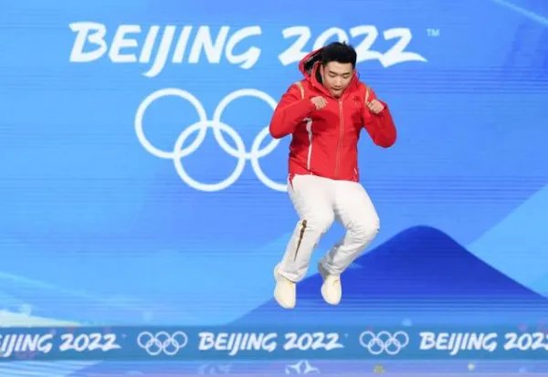 徐梦桃坐在高亭宇肩上举国旗入场，这是一幕什么样的场景？