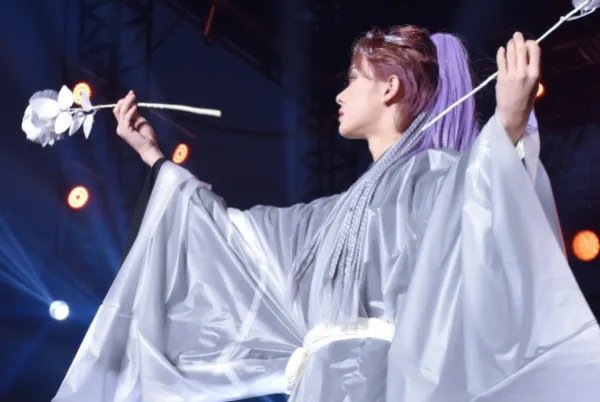 国风节演员掉下舞台后走回舞台继续表演，你如何看待此事？