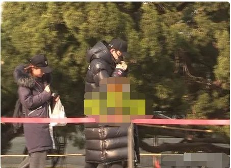 贾乃亮参加春晚审查助理怎么还提着药？