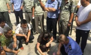 陕西咸阳一98年小伙误入传销当街抱交警求助,这件事给予我们什么警示?