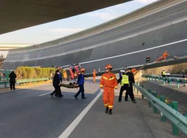 湖北一高速公路的桥面侧翻了,现场情况是怎样的?