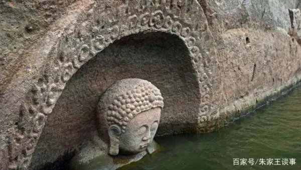 江西一水库水位下降，大量佛像露出，水下还藏着什么？