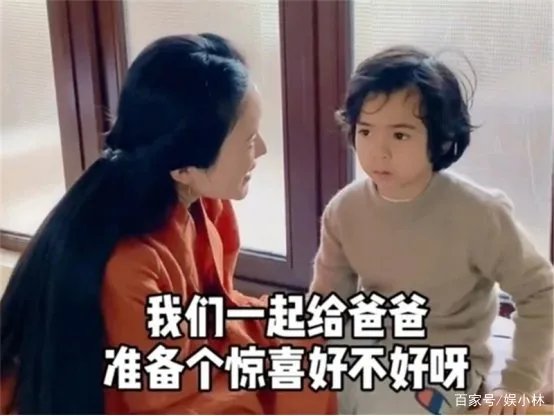 张纪中晒儿子给自己洗脚视频,混血模样会说中文,为啥看不出爸爸基因呢?