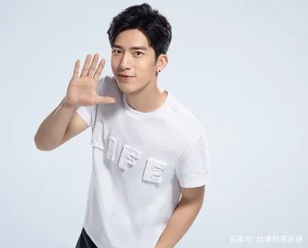 井柏然风格变化太大了，五官看着太帅气，打扮是不是也变时尚了?