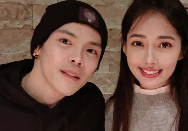 向太否认郭碧婷已生女，称向佐上周才获批赴台陪产，郭碧婷怀的真是女孩？