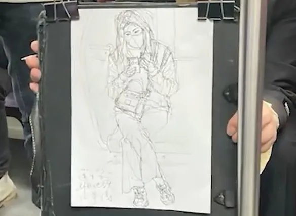 坐地铁时，女生意外收获老爷爷的速写，收到礼物后女孩作何反应？