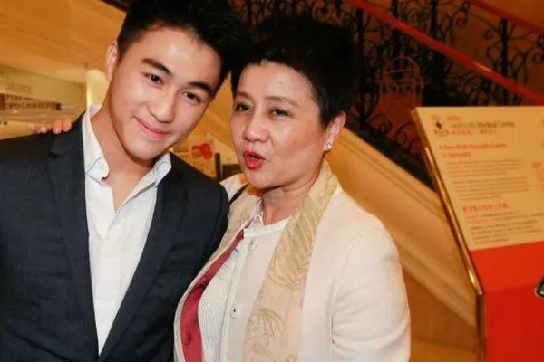 赌王刚死,何猷君的微博认证身份已改,这么急于修改个人身份说明了什么?