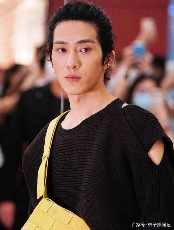 井柏然风格变化太大了，五官看着太帅气，打扮是不是也变时尚了?