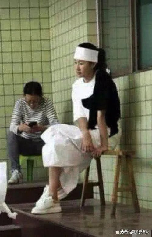 妈妈去世的时候这一个女孩也是出席了葬礼为王宝强的母亲披麻戴孝
