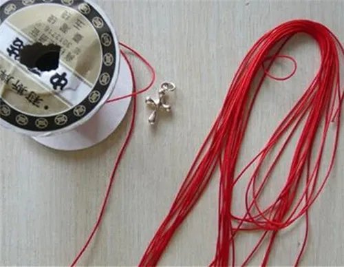 红绳项链编法图解 戴红绳寓意什么