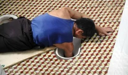 四川一男子洗澡时捡香皂手卡便池，男子最后是如何得救的？