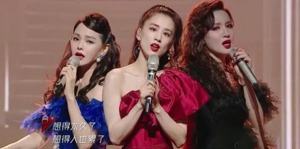 张萌四公舞台遗憾遭淘汰，黄圣依不舍痛哭，其他姐妹有何反应？