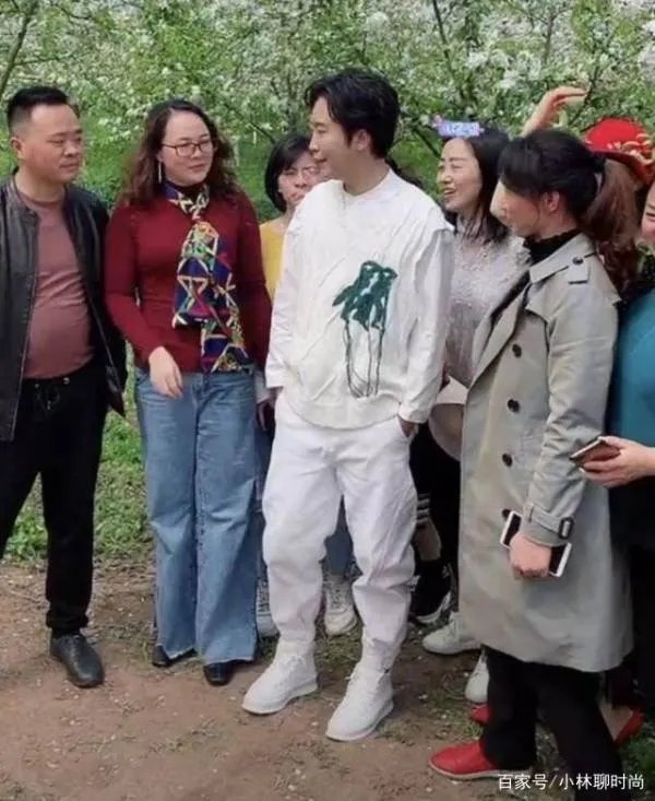 李玉刚回农村真接地气，穿白裤蹲地烧柴火灶，丝毫没明星包袱，你怎么看呢？