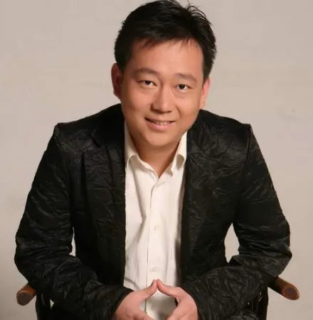 《欢乐喜剧人》第一季中白眉工作室中的梁超的演艺经历如何？