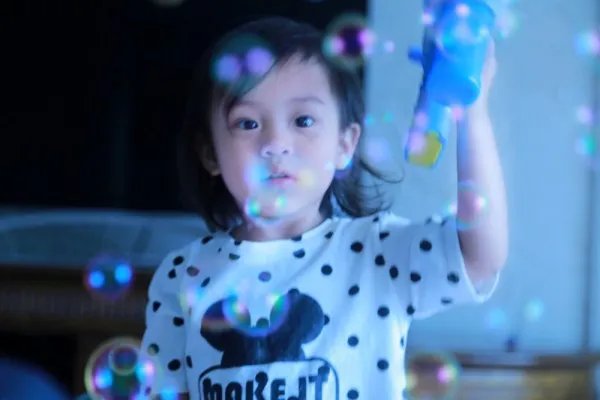 甜馨不舍妈妈画面温馨 被封下一代萌神