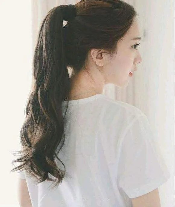 有没有绑马尾的美女照片做手机壁纸？