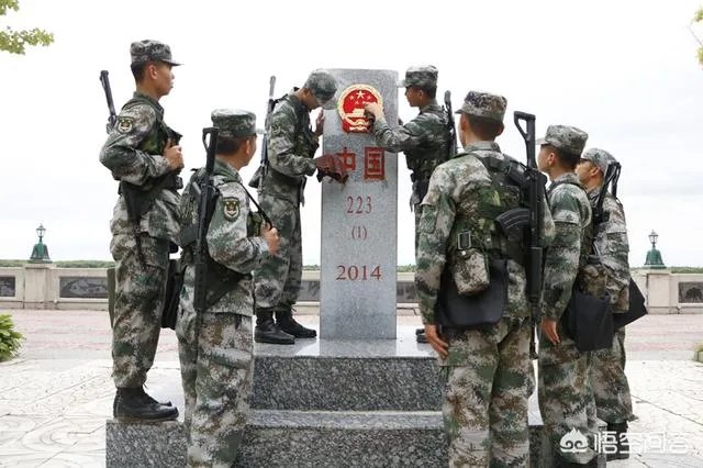 为什么打野战时要穿迷彩服呢？