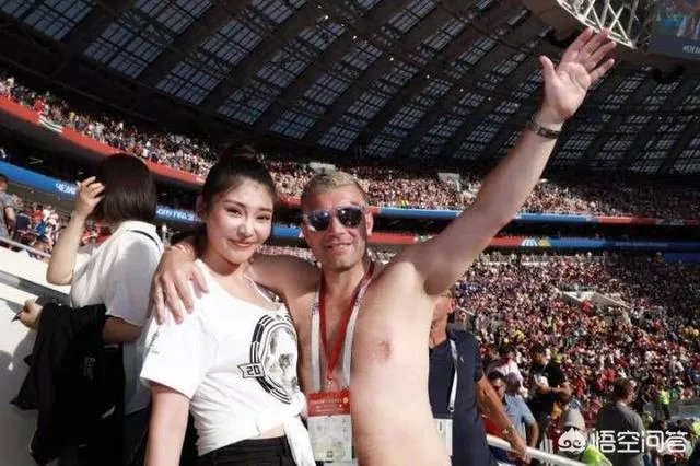 如何看待大嫂徐冬冬在俄罗斯世界杯看球，被丹麦球迷“生扑”？