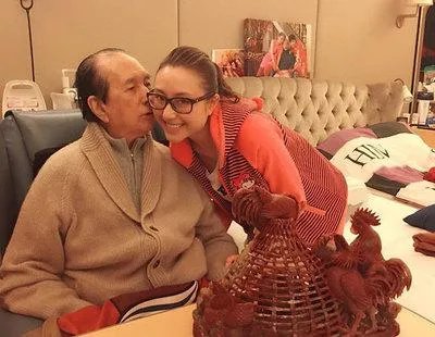 赌王和利智的跳舞合影照片 何超云真的利智生的吗