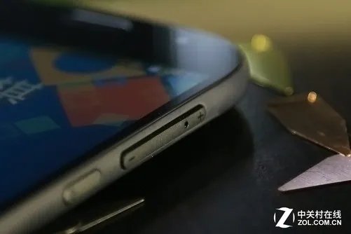 找回黑白年代 墨水屏手机YotaPhone2体验