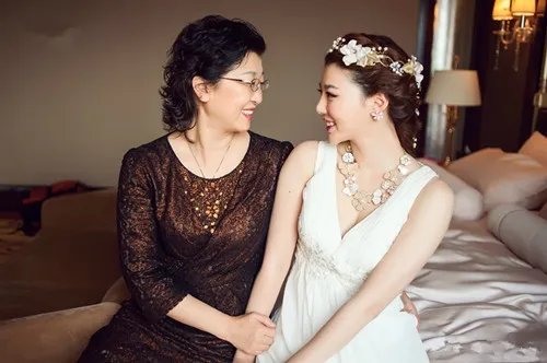 婚礼婆婆服装怎么选 婆婆婚礼装选购技巧