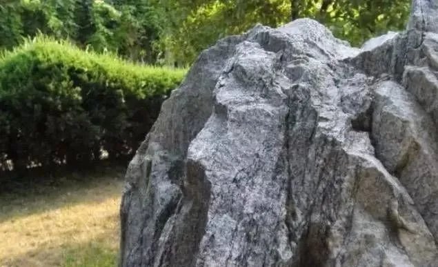 庭院里的这一方石头，历经千年，大有讲究