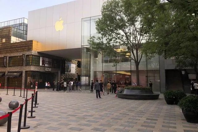 今天iPhone8开售，零售店却很冷清，这说明了什么？
