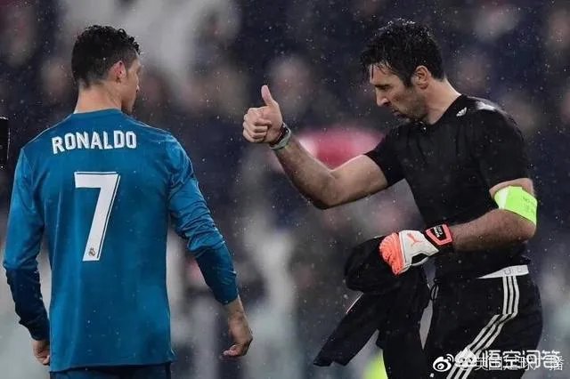 面对尤文球迷的欢呼和赞许，C罗用双手合十回应，你怎么看？