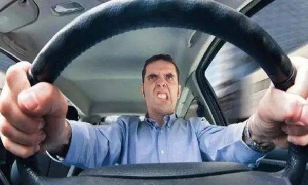 如何看待北京男子别车泼咖啡获刑三个月一事?