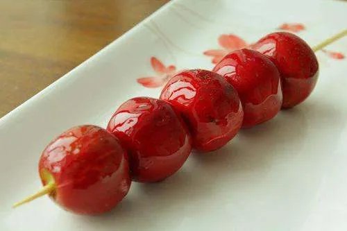 如何看待糖葫芦小贩用唾液沾芝麻这一行为?