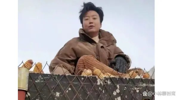 李玉刚回农村真接地气，穿白裤蹲地烧柴火灶，丝毫没明星包袱，你怎么看呢？