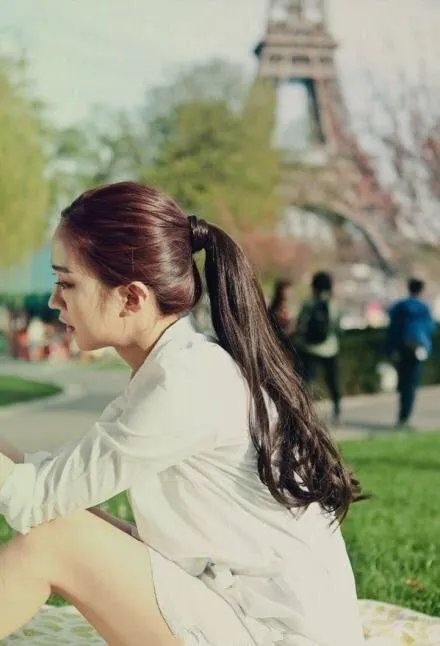 有没有绑马尾的美女照片做手机壁纸？