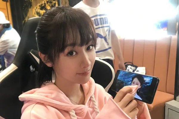 杨紫过生日不让朋友为其庆生却又找人要祝福，这究竟是什么操作？