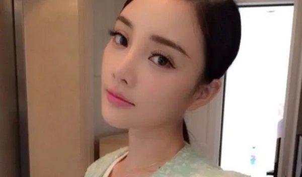 李小璐给女儿改姓做的对吗？