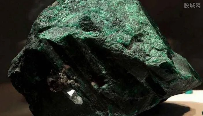 矿工挖出巨型翡翠：估值20亿 翡翠收藏价值怎么看？